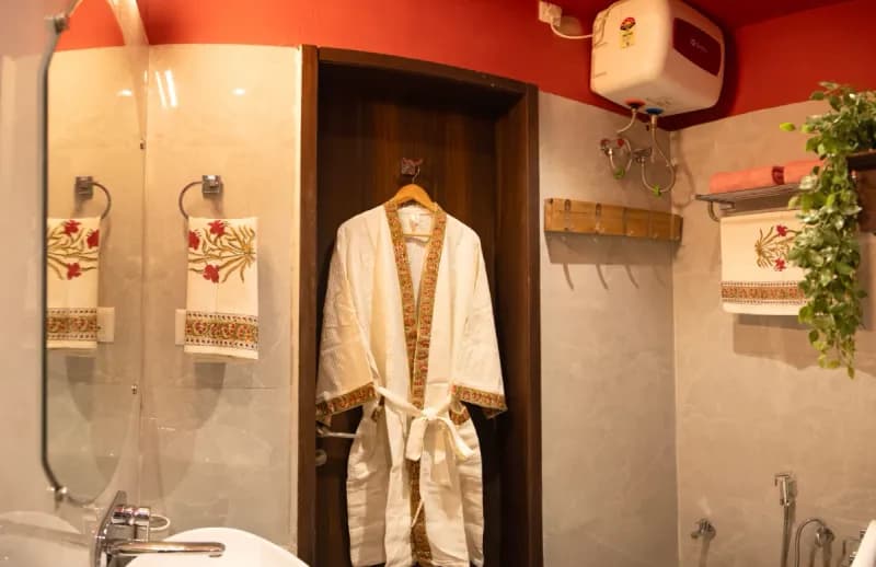 Artistic Haven | 1BHK Apartment by da alohas