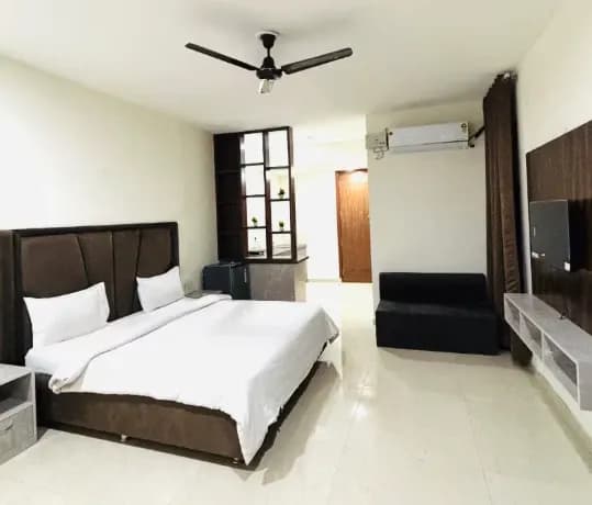 Sunset 1BHK in Vrindavan by da alohas